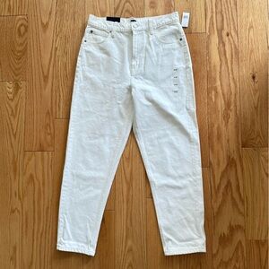NWT women Gap mom jean 8/29 white